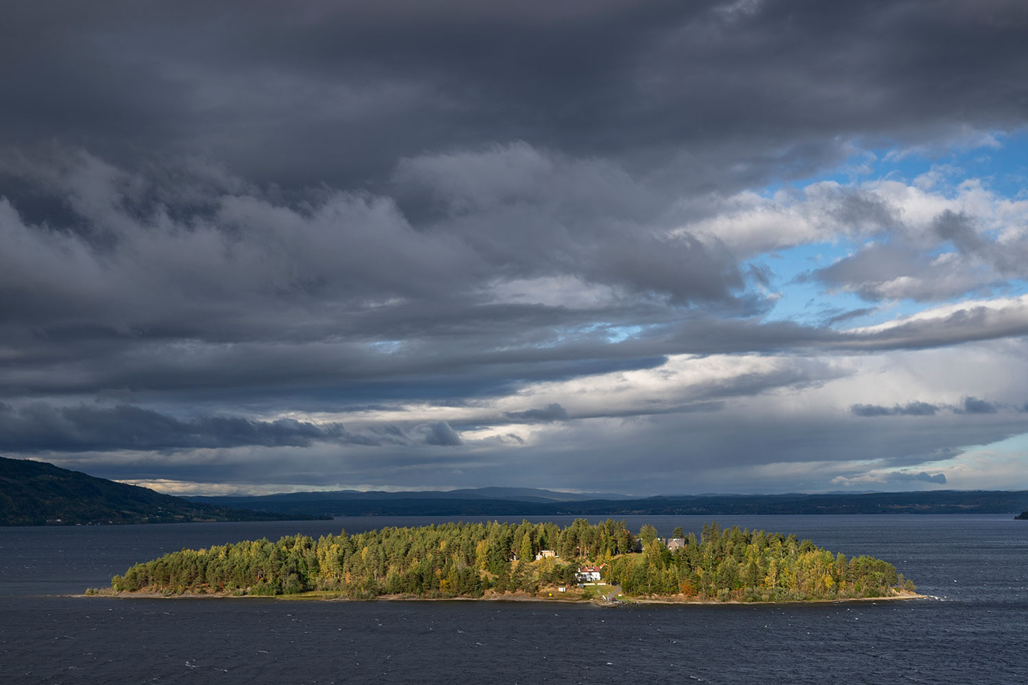 77 mennesker ble drept under terrorangrepene i regjeringskvartalet og på AUFs sommerleir på Utøya 22. juli 2011. Ved Utøya bidro flere fastboende og feriegjester med å redde ungdommer som flyktet fra øya. 