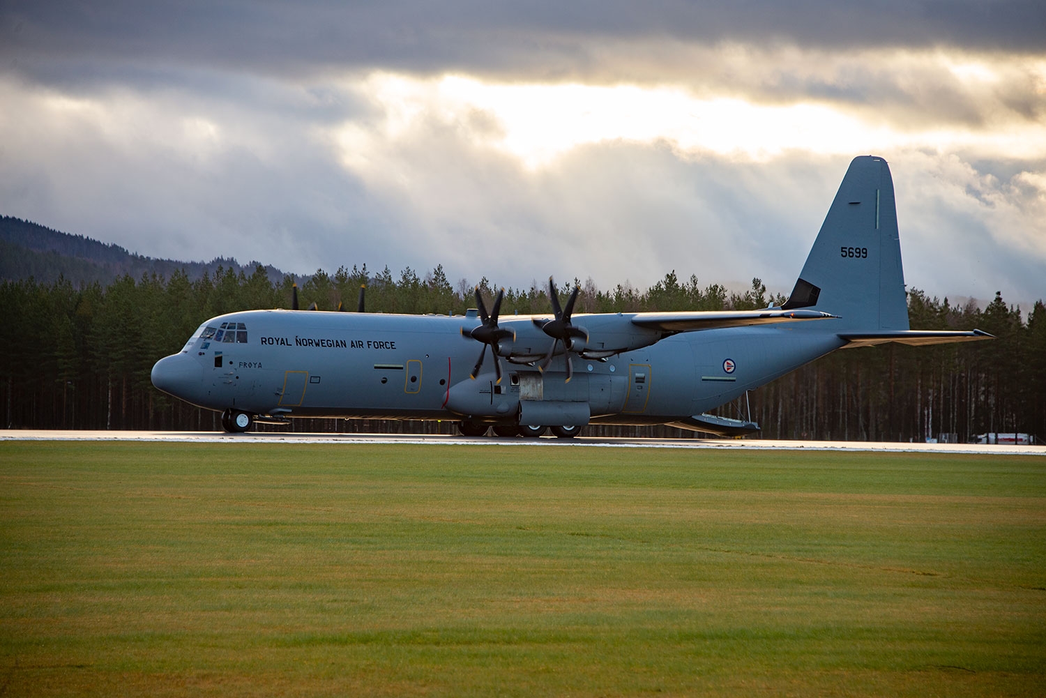 Hercules-flyet Frøya er ett av dem som selges. Her på et besøk på Eggemoen.