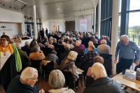 Til venstre i bildet: redaktør Anne Sofie Hval. Helt til høyre: Ragnvald Lien, som solgte bind 2 av Gårds- og bygdehistorie i Lunder på Ringerike.