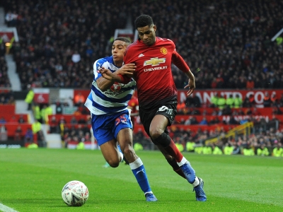 Manchester Uniteds Marcus Rashford i duell med Readings Andy Rinomhota i FA-cupens tredje runde på Old Traford.