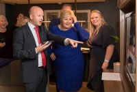 Sigbjørn Aanes, Erna Solberg og datteren Ingrid Solberg Finnes ser på Høyres første prognoser i en suite på SAS-hotellet mandag kveld.