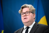 Sveriges regjering vil åpne for livstidsstraff for serieovergripere, sier justisminister Gunnar Strömmer.