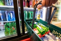 Tomme brusflasker som er klare til å pantes. Nå får du to kroner for små flasker og bokser og tre kroner for store flasker. Det er første gang panten økes siden 1993.