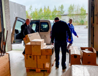 Preben Johannessen, direktør ved Ringerikes museum, avleverer arkivet til Vestfoldarkivet. Eivind Gramer og Ingrid Nøstberg står parat for å ta i mot det spennende arkivet.