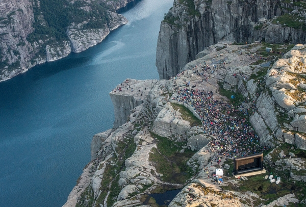 Tom Cruise takker publikumet på Preikestolen