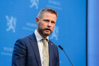 Helse- og omsorgsminister Bent Høie (H) under pressekonferanse om Janssen-vaksinen onsdag.