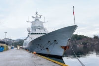 De spanskbyggede fregattene ble aldri noen stor suksess. Her KNM Roald Amundsen – som har holdt seg flytende, i motsetning til KNM Helge Ingstad – som til slutt ble skrapjern etter forliset i 2018. Nå skal fregattene erstattes, og et norsk verft er med på oppløpssiden for å få kontrakten.