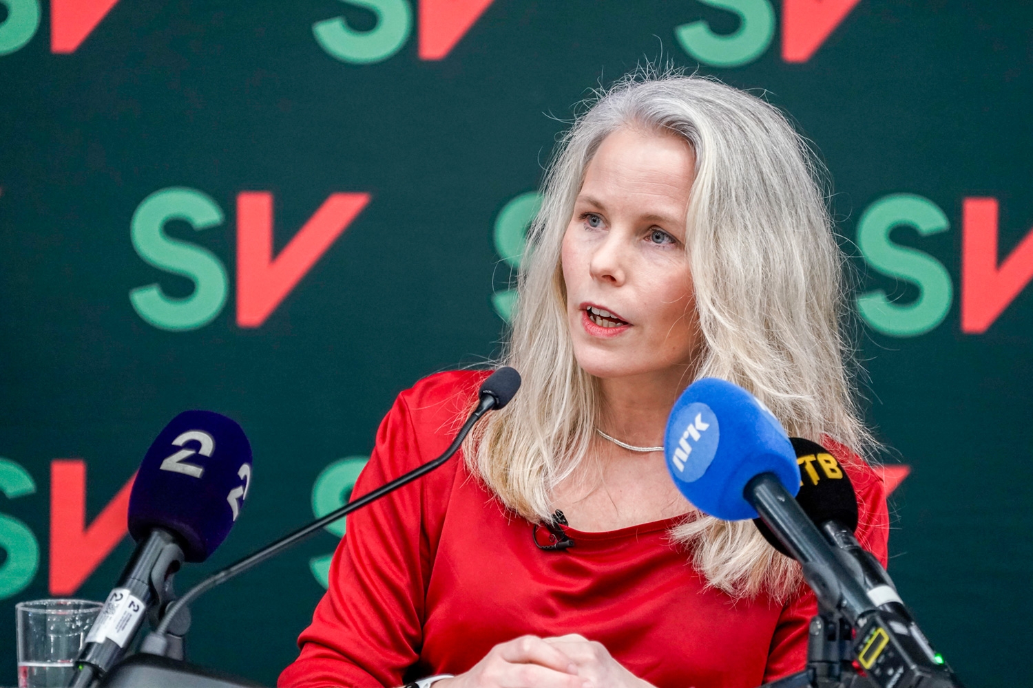 SV-leder Kirsti Bergstø strekker ut hånden med et løsningsforslag til Arbeiderpartiet og Senterpartiet. 