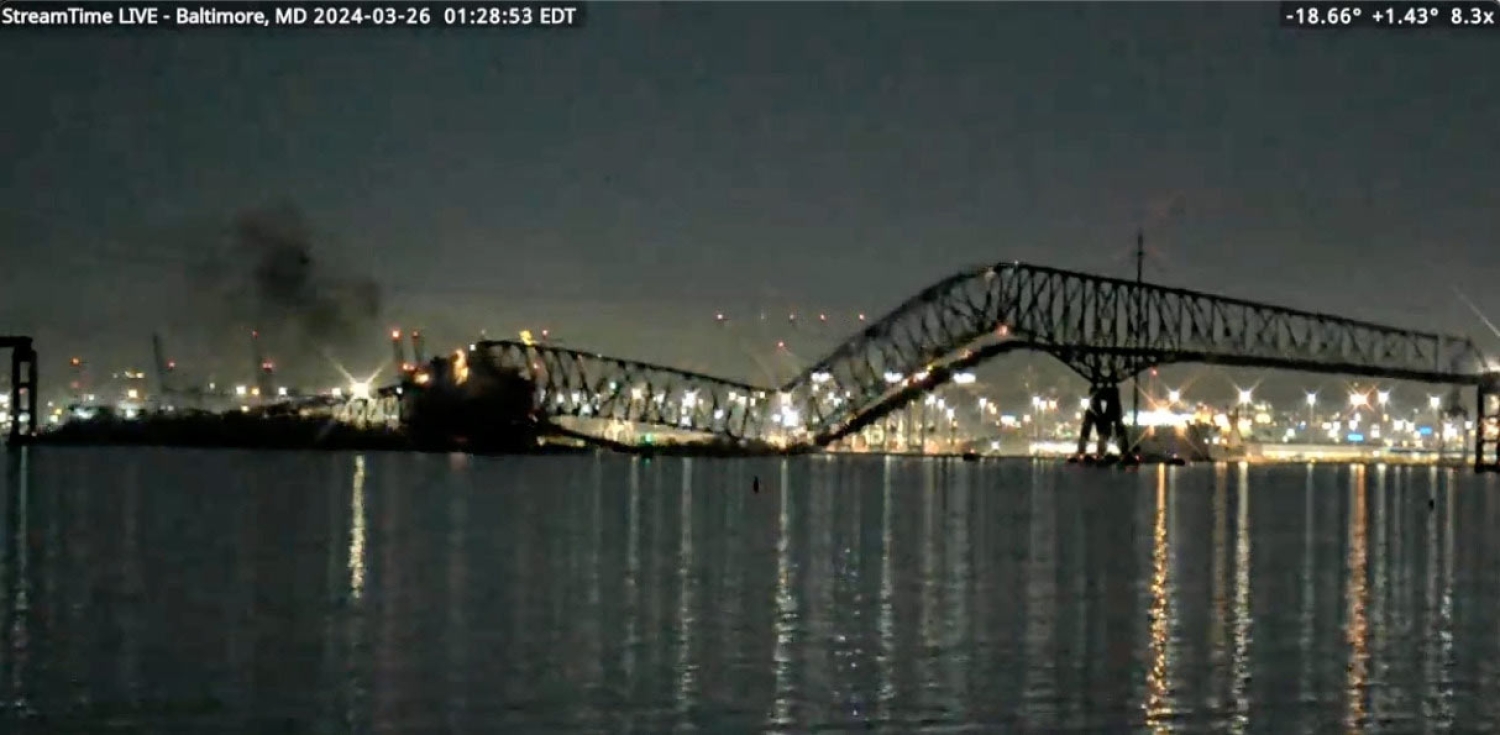 Francis Scott Key Bridge i den amerikanske byen Baltimore kollapset etter at et konteinerskip kjørte inn i den, opplyser lokale myndigheter.