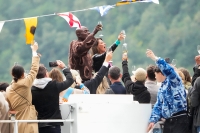 Prinsesse Märtha Louise og Durek Verrett skålte for kjærligheten på vei inn til Geiranger fredag. I alt 350 gjester deltar på parets bryllupsfest, som pågår i totalt fire dager.