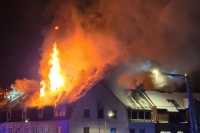 Natt til fredag begynte det å brenne i et bygg i Fredrikstad sentrum. Gjester og ansatte ved Hotel Fredrikstad, som er nærmeste nabo, er evakuert.