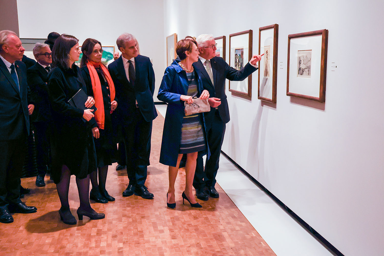 Tysklands president Frank-Walter Steinmeier hans kone Elke Büdenbender og statsminister Jonas Gahr Støre med sin kone Marit Slagsvold på omvisning i Munch-museet. 