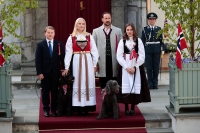 Kronprins Haakon, kronprinsesse Mette-Marit, prinsesse Ingrid Alexandra og prins Sverre Magnus tar imot barnetoget i Asker 17. mai på Skaugum.