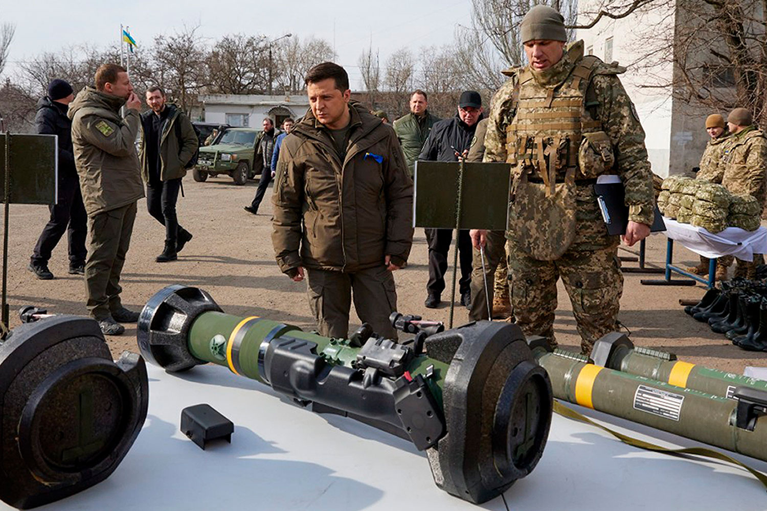 Før den russiske invasjonen av Ukraina var landets president Volodymyr Zelenskyj på besøk hos kystvaktene i Mariupol og inspiserte våpnene deres.