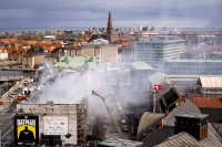 Brannen i Børsen i København er under kontroll, men ennå ikke slukket, opplyser brannvesenet i byen.