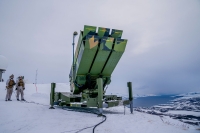 Det mobile mellomdistanse luftvernsystemet NASAMS er blant missilene regjeringen foreslår å investere i. Systemet ble testet ut på en fjelltopp ved Evenes flystasjon i mars i år.