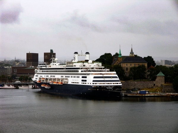 Cruiseskipet Rotterdam til kai utenfor Akershus festning i Oslo