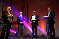 NOREFJELL UTEN BIL. (f.v.) Johnny Gjerseth i Go Mobile, Krødsherad-ordfører Knut Martin Glesne og Per Arne Lislien i Sigdal Utvikling mottok seiersbevis fra minister Nikolai Astrup.