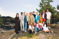 KLARE FOR «FARMEN KJENDIS»: Bak f.v.: William Heimdal, Simon «Rambow» Tedros Negash, Isabel Skolmen, Agnete «Agnetesh» Husebye, programleder Dorthe Skappel, Tarjei Svalastog, Susann Goksør Bjerkrheim, Sarita Sehjpal, Brynjar Meling og Jan Henrik Gladkokken Syversen. Foran f.v.: Caroline Nitter, Victor Sotberg og Johanne Massey.