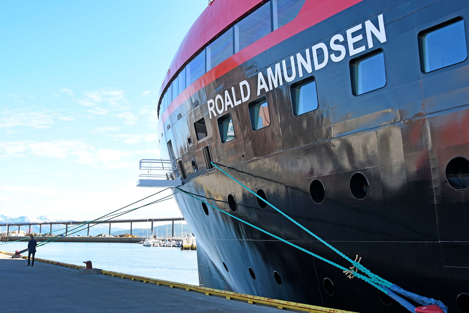 Bagasjen til passasjerene på en planlagt Hurtigruten-tur til Antarktis er blitt ranet. Her ligger MS Roald Amundsen til kai i Tromsø.