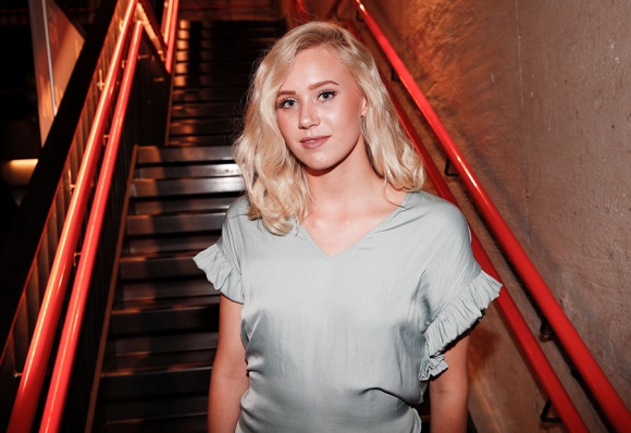 Noora (Josefine Frida Pettersen) fra TV-serien SKAM har bidratt til å skaffe nye ord til NAOB. Her &quot;chiller&quot; hun trolig på avslutningsfesten for serien i sommer. 