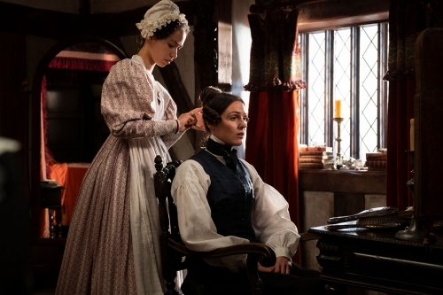 Suran Jones (til høyre) spiller landeieren Anne Lister i Sally Wainwrights «Gentleman Jack» (seriepremiere 23. april). 