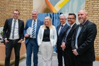 Trond Helleland (H), Mona Fagerås (SV), Frank Sve (Frp), Geir Jørgensen (R), Kjell Ingolf Ropstad (KrF) og André N. Skjelstad (V) i Vandrehallen i Stortinget, der de orienterer om enighet knyttet til prosjekter i forbindelse med Nasjonal transportplan 2025 - 2036.
