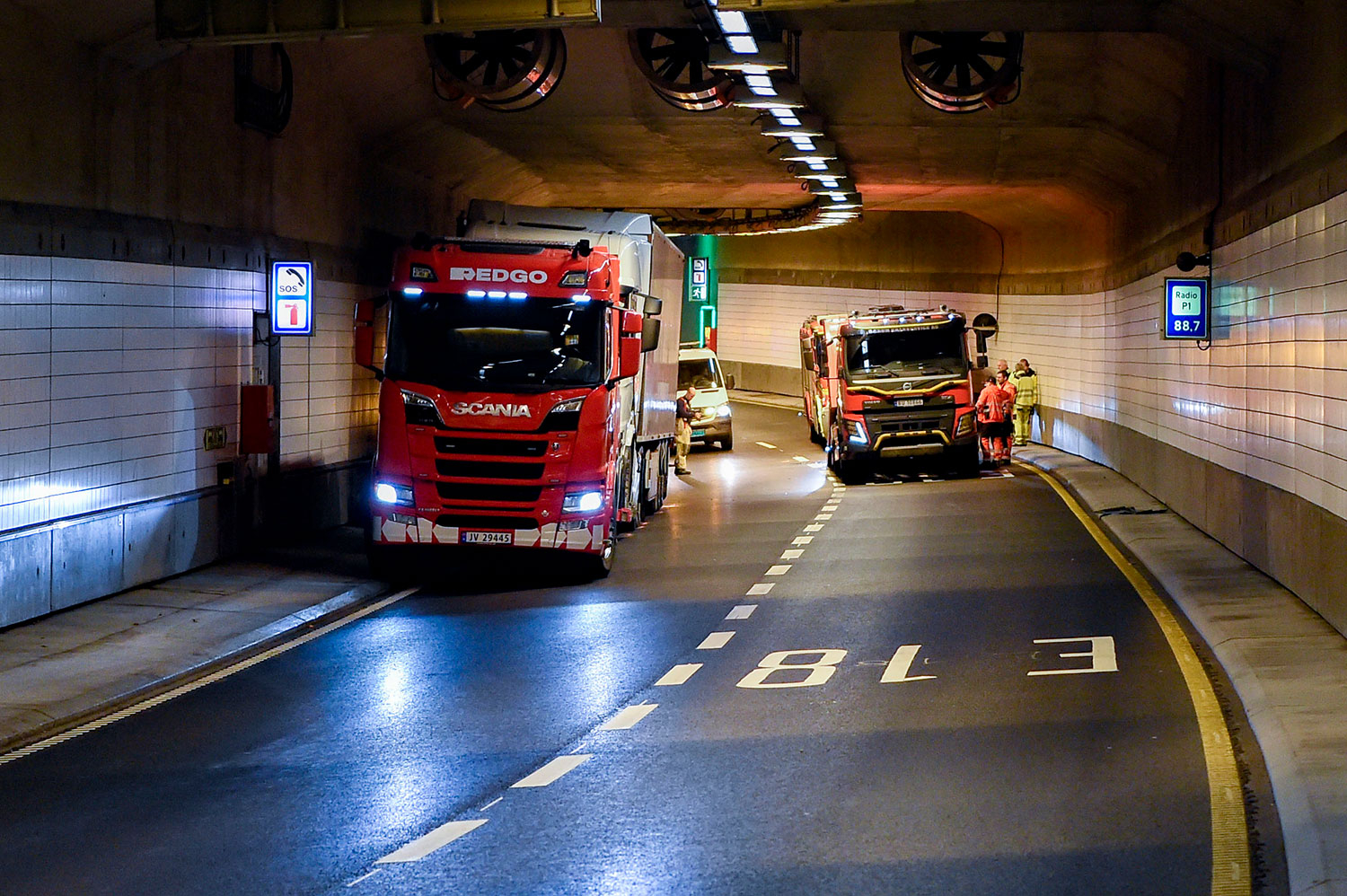 Fem personer ble fraktet til Ullevål sykehus i forbindelse med en kollisjon i Operatunnelen natt til lørdag. Skadeomfanget er ukjent.