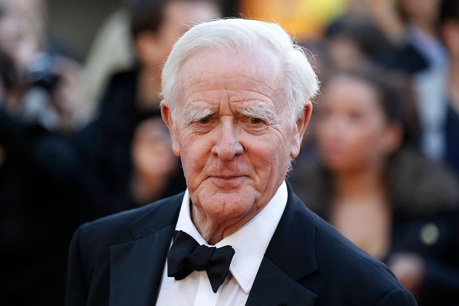 Den britiske forfatteren John le Carré, kjent for sine spionromaner, er død. Han ble 89 år gammel. Her fra 2011 under premieren av filmatiseringen av «Tinker Tailor Soldier Spy», kjent som «Muldvarpen» i Norge. 