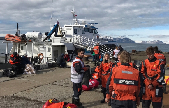 Over 30 personer skadd da båt kjørte inn i kai på Svalbard