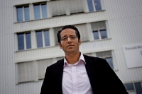 Drammens omstridte varaordfører Yousuf Gilani (V) var mandag tilbake på jobb etter å ha vært i permisjon siden mai. Hans eget parti ønsker ikke at han fortsetter som gruppeleder.