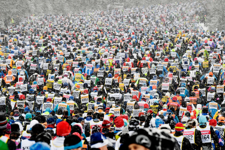 Tusenvis av mennesker deltar hvert år i Vasaloppet.