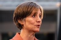Et forbud mot ekteskap mellom nære slektninger, kan motvirke både helseskader hos barn, og tvangsekteskap, sier barne- og familieminister Kjersti Toppe (Sp). Regjeringen la fredag fram et lovforslag om forbudet.