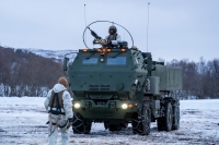 I år som i fjor øver amerikanske soldater på norsk jord. Her en amerikanske M142 Himars, et rakettartillerisystem på hjul, og soldater fra US Marine Corps fra fjorårets militærøvelse Nordic Response i Alta.