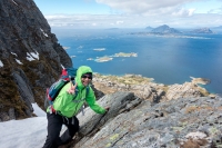 Nordmenn er nummer tre på lista over de lykkeligste i verden. Denne mannen er på tur opp på Tomskjevelen på Helgelandskysten. Bak i bildet Lurøya, Stigen og Hestmona.