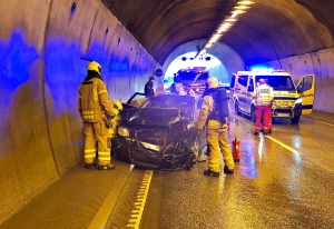 Flere biler er involvert i en trafikkulykkeulykke i Hemtunnelens sørgående løp på E18 i Re 