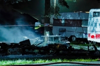 Politiet og brannvesenet jobber på stedet der en person er funnet død etter brann i en campingvogn på Bogstad camping i Oslo natt til lørdag.