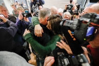 Eirik Jensen og samboeren Ragna Lise Vikre ble omringet av pressen etter den dramatiske runden i retten i januar, der juryens frifinnelse av Jensen for hasjimport ble satt til side av fagdommerne.