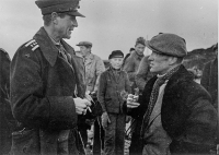 Finnmark november 1944. Bildet er tatt under et besøk som representanter for Misjonen avla i Vadsø kort etter ankomsten til Norge. En ser oberst Dahl i samtale med den nyutnevnte fylkesmann, redaktør Peder Holt.