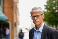 – Jeg ser for meg en praksis hvor det å inngå nedbetalingsavtaler er det som vil være gode løsninger for dem som sliter og har spesielle utfordringer, sier Nav-direktør Hans Christian Holte til NRK.
