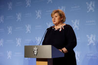 Statsminister Erna Solberg er bekymret for økende smitte etter julefeiringen, men regjeringen lemper litt på tiltakene. 